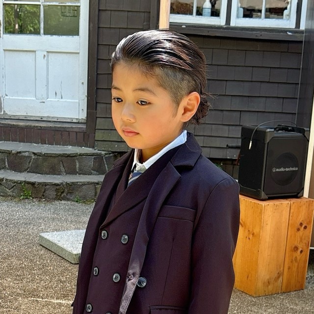 オールバックのヘアスタイルの男の子