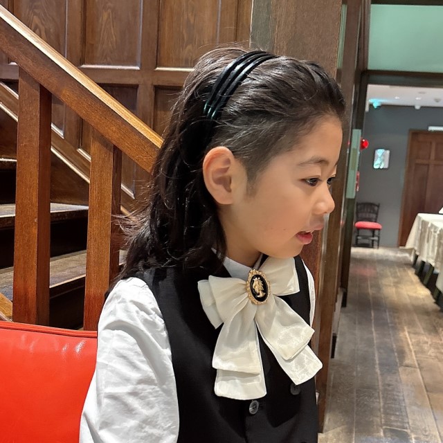 カチューシャを使って髪の毛をオールバックにしている男の子