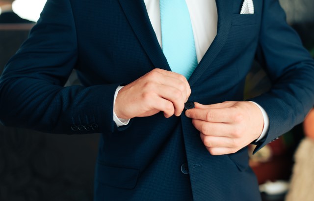 スーツに着替える男性