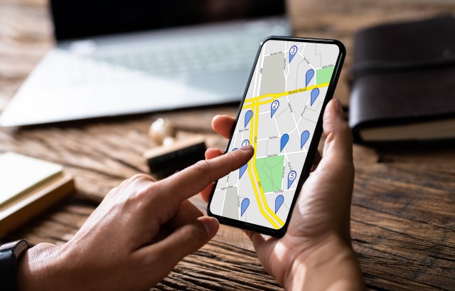 スマホで地図を調べる人