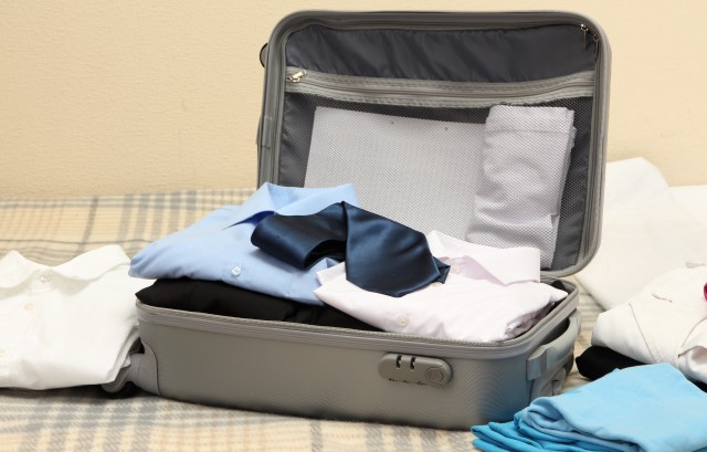 スーツケースに入れられた持ち物