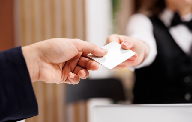 番号札を渡されている様子