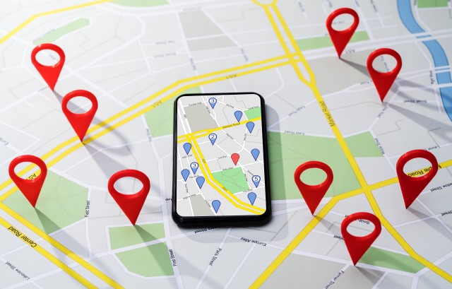 ピンがたくさん立っている地図とスマホのマップアプリ