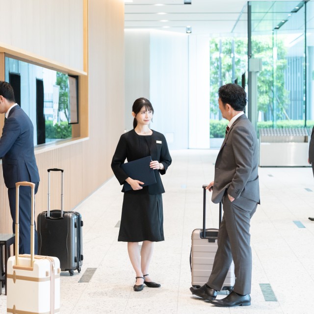 クロークに荷物を預ける結婚式のゲスト