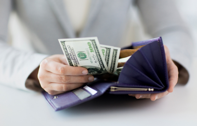 財布からお札を出す様子