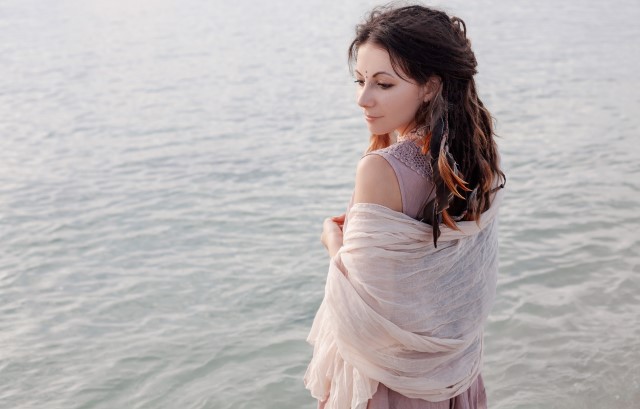 ストールを羽織った女性