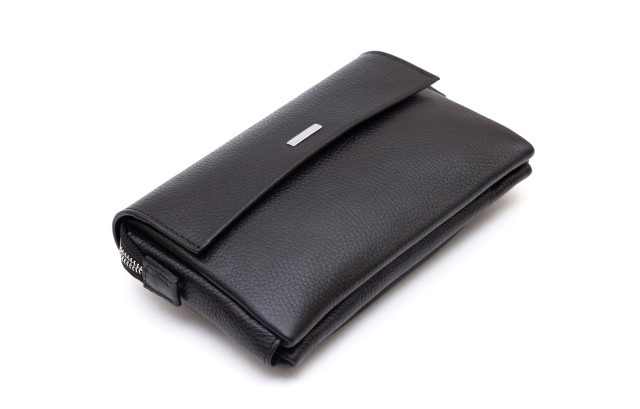 黒のクラッチバッグ