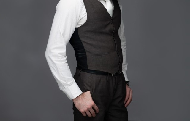 ベストを着る男性