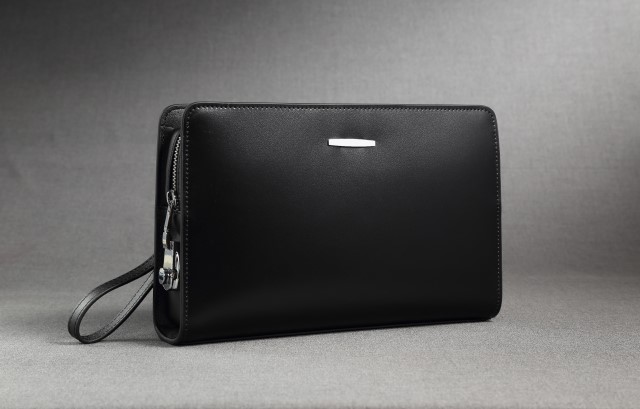 シンプルなデザインの黒いクラッチバッグ