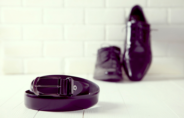 黒いベルトと黒い革靴