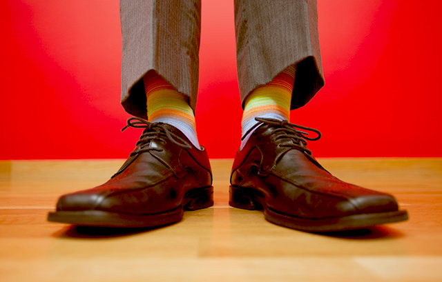 カラフルな靴下を履いた男性の足元