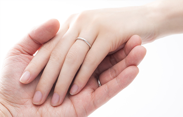結婚指輪をつけた男女の手