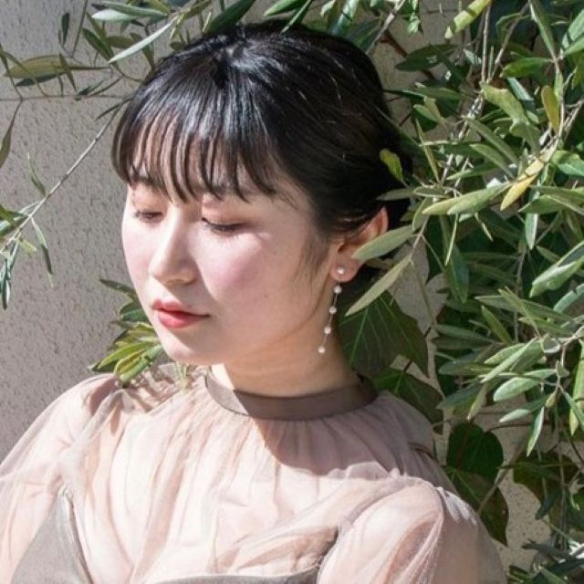 イヤリングを耳につける女性