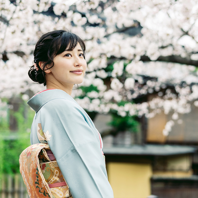 白地に花柄が唐織で織られた袋帯 着物 金糸-