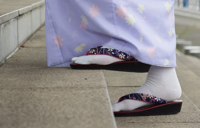 階段を上がる様子