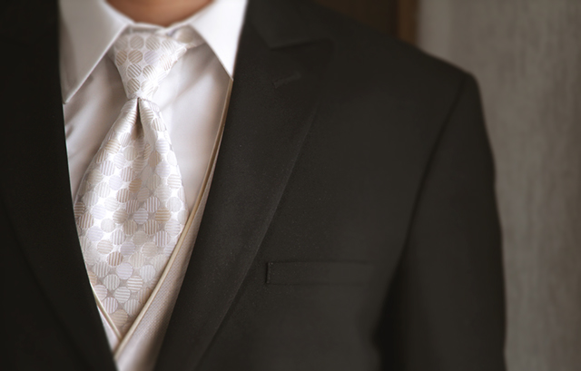 白いネクタイを着用した男性