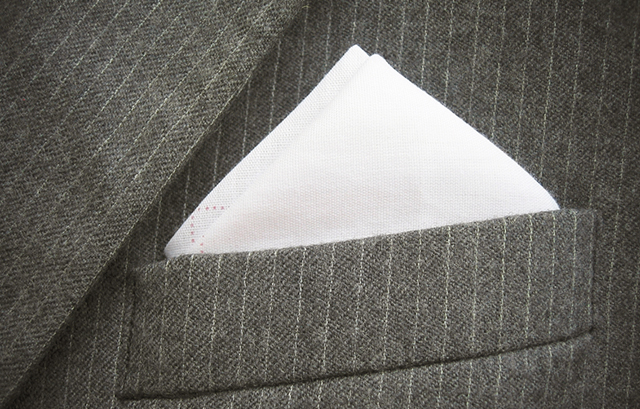 白いポケットチーフの着用例