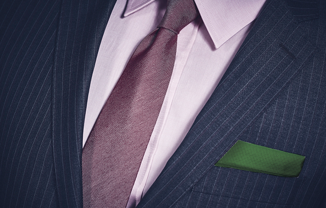 ネクタイとポケットチーフが異なる色のコーディネート例