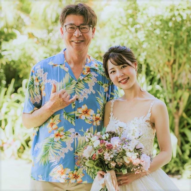 アロハシャツを着た男性とドレス姿の新婦