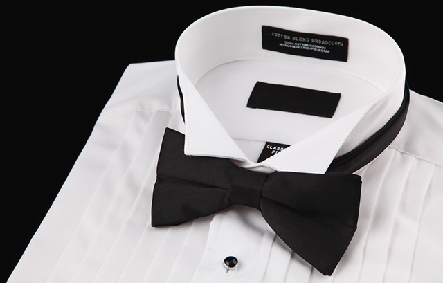 プリーツの入った白いシャツと黒い蝶ネクタイ