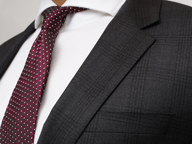 チェックのスーツ、小さいドット柄のネクタイのコーディネート
