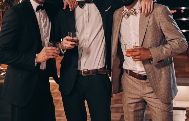パーティーでお酒を飲むスーツ姿の3人の男性
