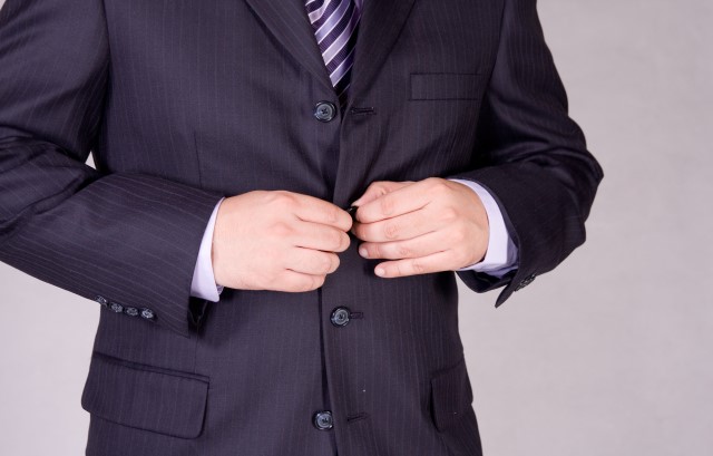 目立ちにくい柄物のスーツを着た男性