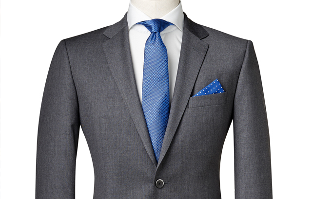 グレーのスーツに青のネクタイとポケットチーフ