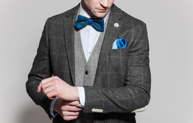 グレーのベストに青の蝶ネクタイとポケットチーフ