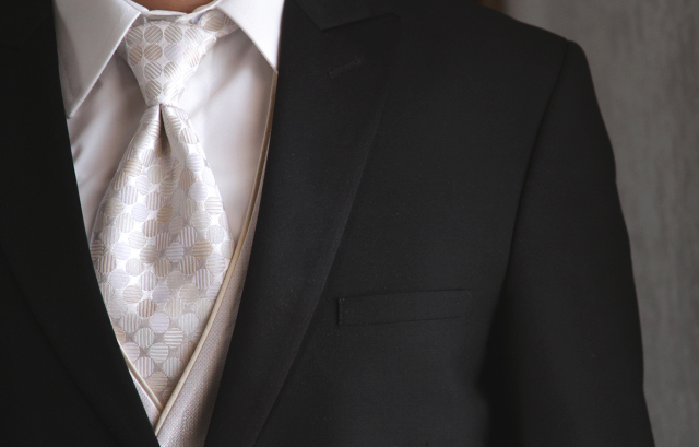 ブラックスーツ×白ネクタイ