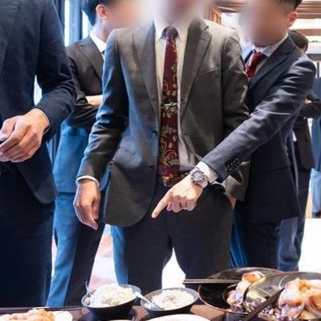 グレーのスーツ×個性的なネクタイの組み合わせ