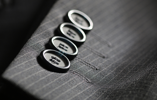 薄いストライプのスーツの袖ボタン