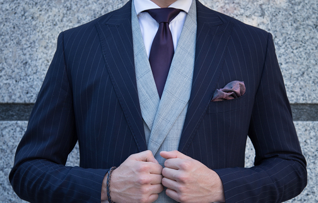 華やかなネクタイとポケットチーフを着用した男性