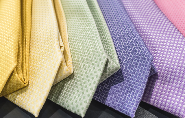 色々なパステルカラーのネクタイ