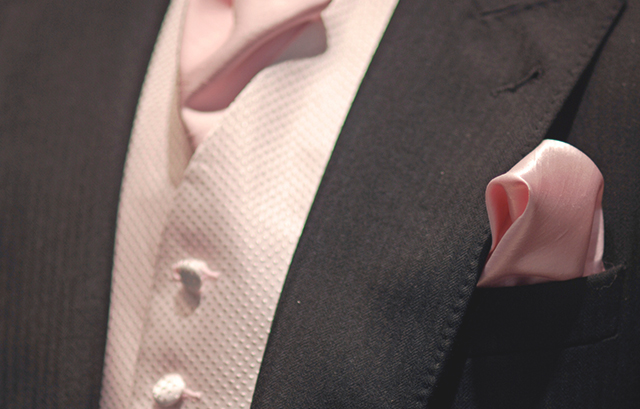 ピンクのネクタイとポケットチーフの着用例