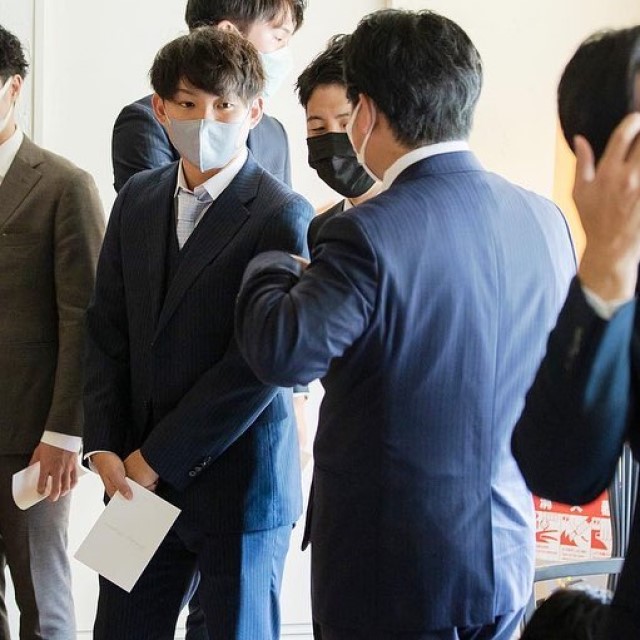 ストライプのスリーピースコーデ