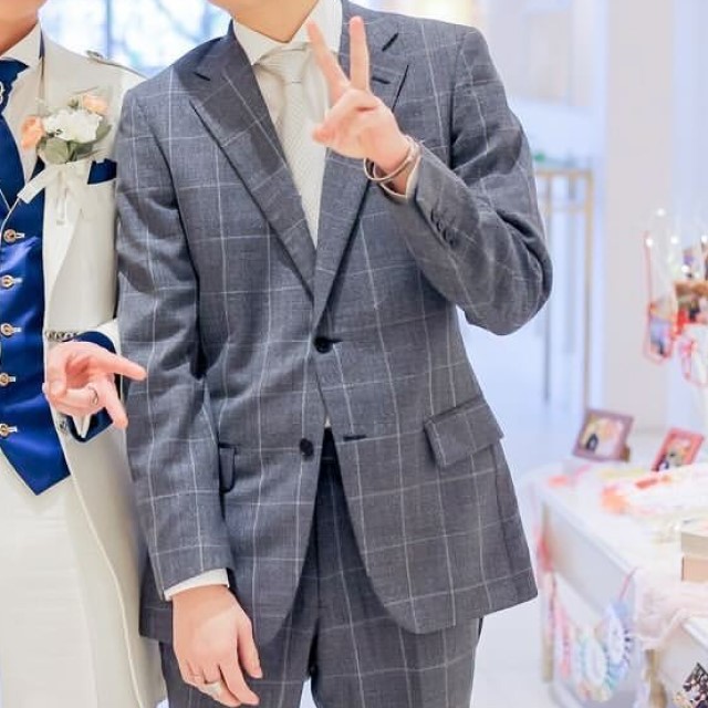 チェック柄のスーツを着たゲスト