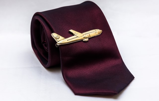 飛行機の形をしたネクタイピン