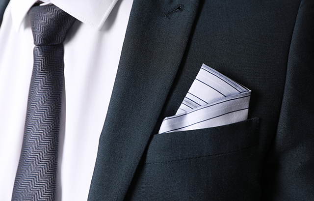 胸にポケットチーフをつけたスーツコーデ