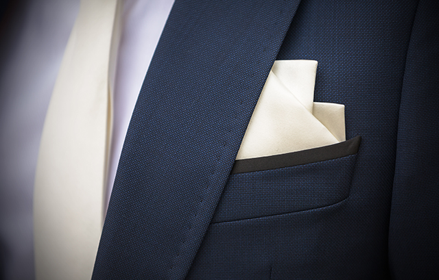 色を揃えたネクタイとポケットチーフ