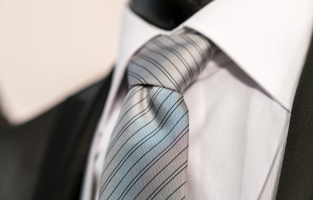 シルバーのネクタイ