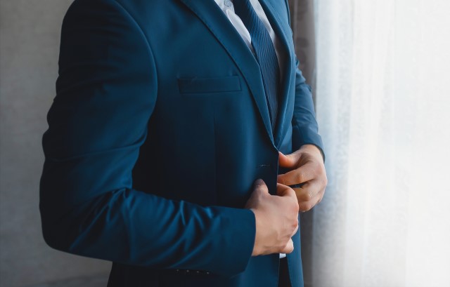 スーツを着る様子