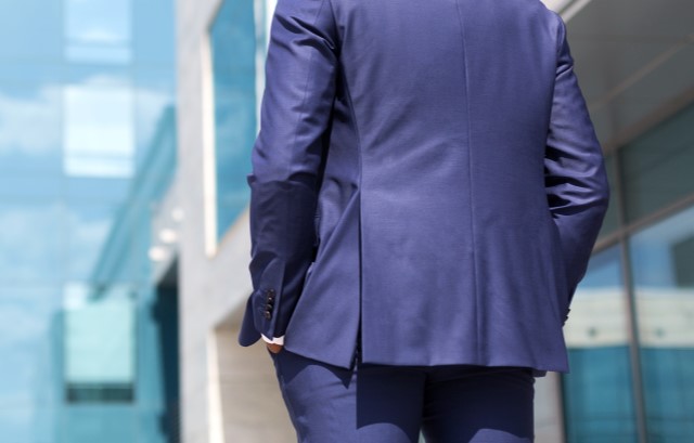 スリットが入ったスーツの後ろ姿