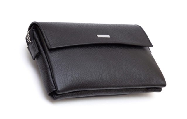 黒いクラッチバッグ