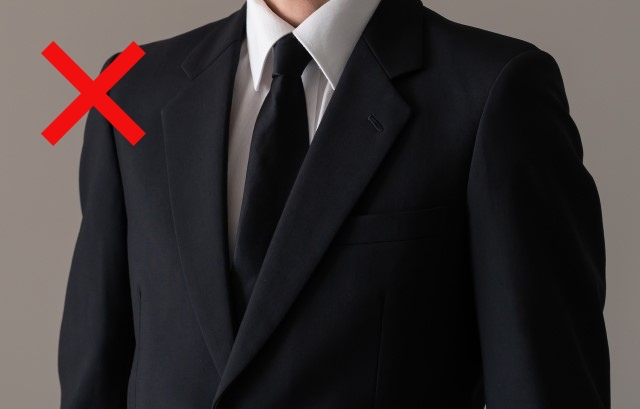 ブラックスーツに黒いネクタイを合わせたコーデ