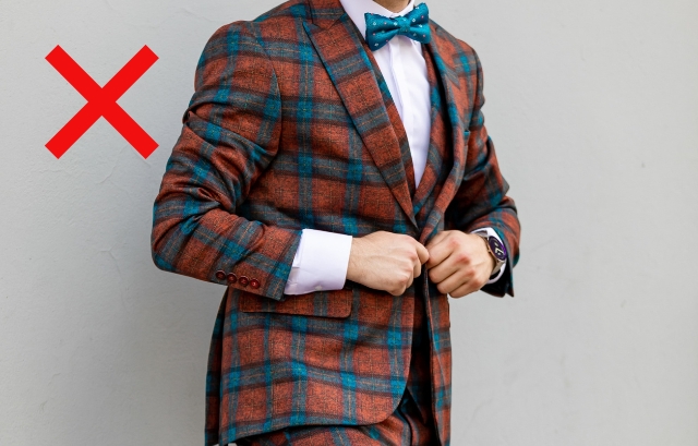 派手なチェック柄のスーツ