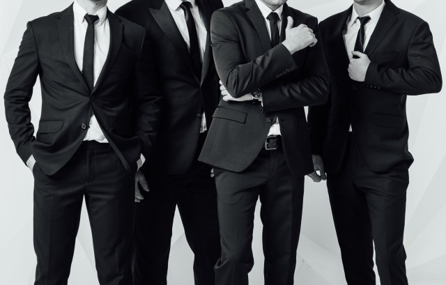 ブラックスーツを着た4人の男性