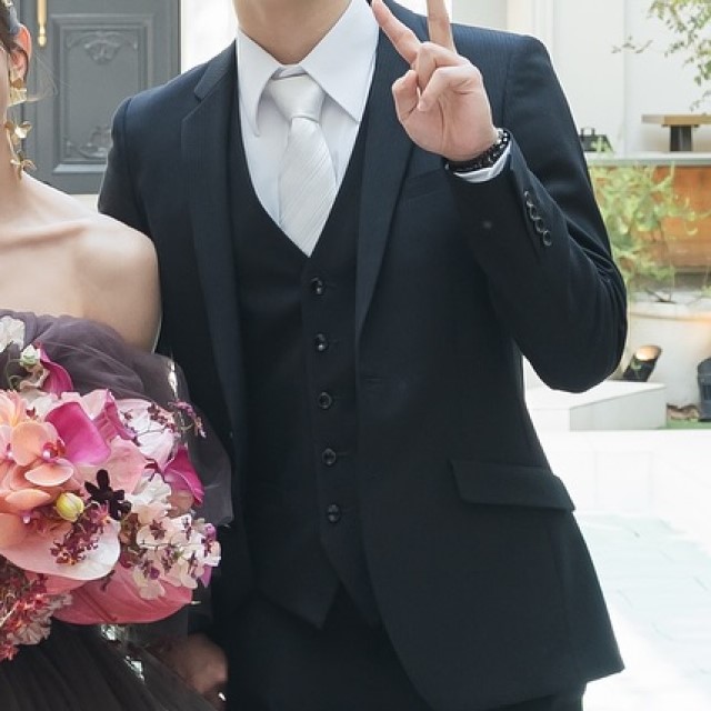 ブラックスーツを着た新婦の兄弟