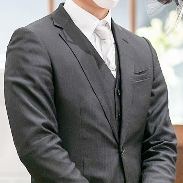 スリーピースのグレースーツを着た男性