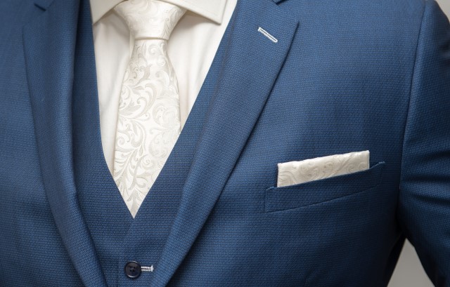 ネイビースーツにベストとポケットチーフを合わせたコーデ